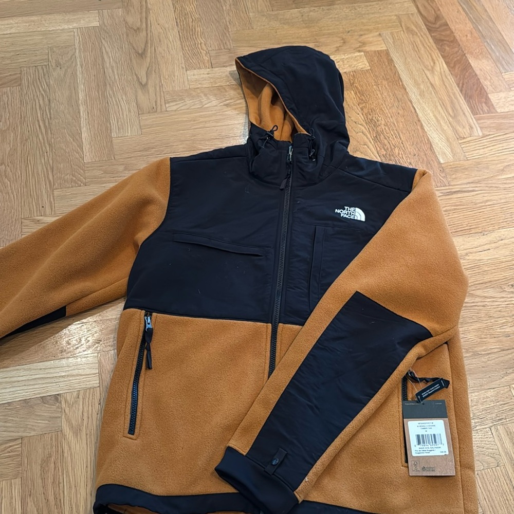 *SOLD* NWT The North Face fleece hoodie in Timber Tan